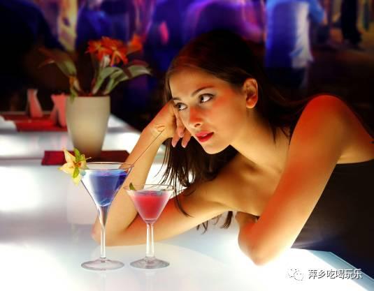 美女脱丝袜在酒吧,酒吧美女脱袜瞬间，惊艳全场