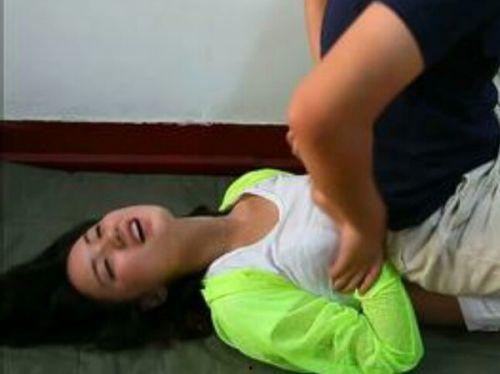 老公老是喜欢摸我肚子,老公的温柔抚摸，见证家的温馨时刻