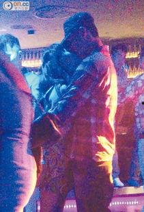 国外明星互相摸,国外明星间的亲密互动瞬间